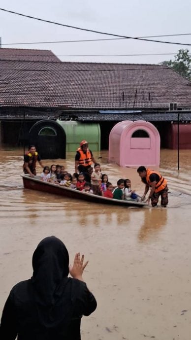 (已签发)柔:水灾受困 幼儿园34人包括18婴儿获救
