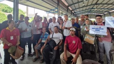 大臣新邦令金颁柔佛关爱援助金   秀华淡语赢掌声