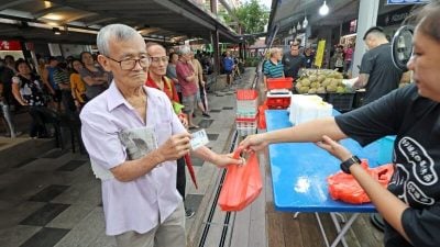 见长者望“价”却步 狮城摊主日送百盒猫山王