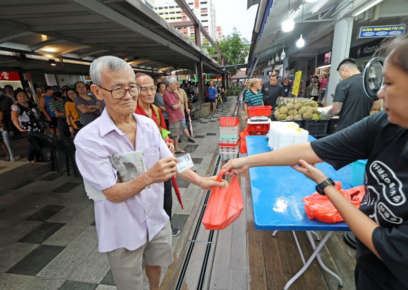 (已签发)柔:狮城二三事:见长者望“价”却步 摊主日送百盒猫山王