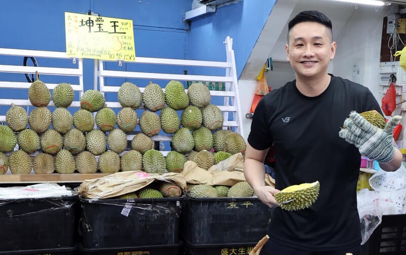 (已签发)柔:狮城二三事:见长者望“价”却步 摊主日送百盒猫山王