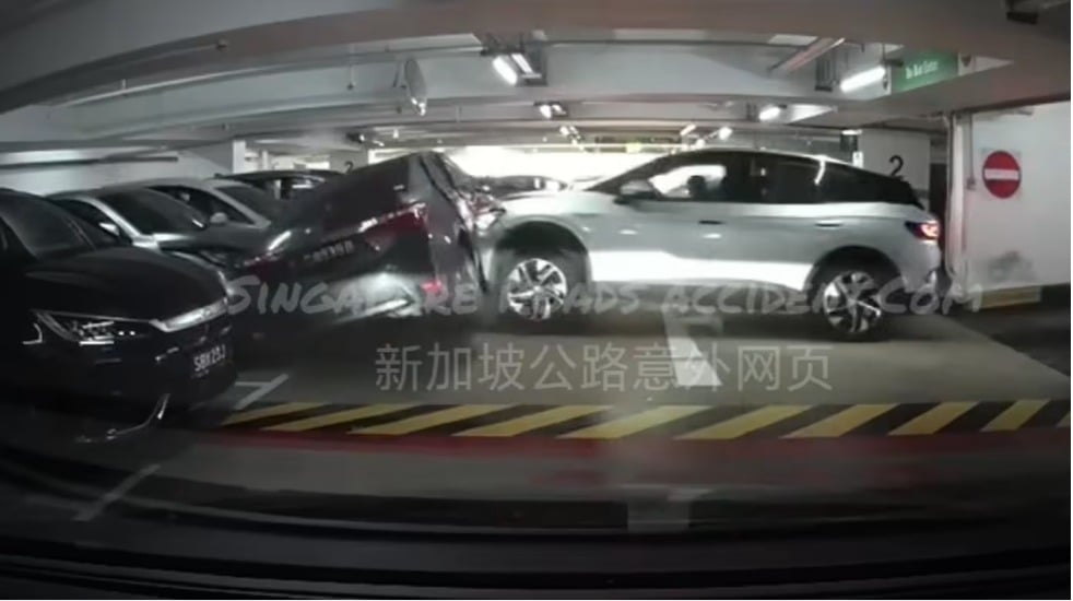 (已签发)柔:狮城二三事:坡道直冲而下 停车场内四车连环撞