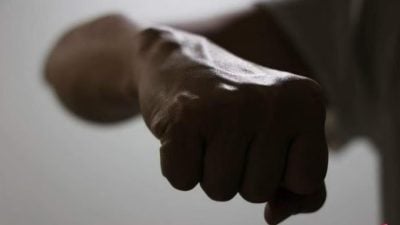 男子送女友回家遭痛殴致鼻骨折 女方两兄一叔被捕