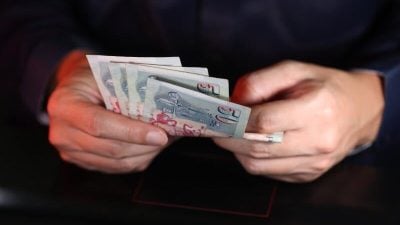 挪用逾14万公款输光  男子嫖妓还偷拍