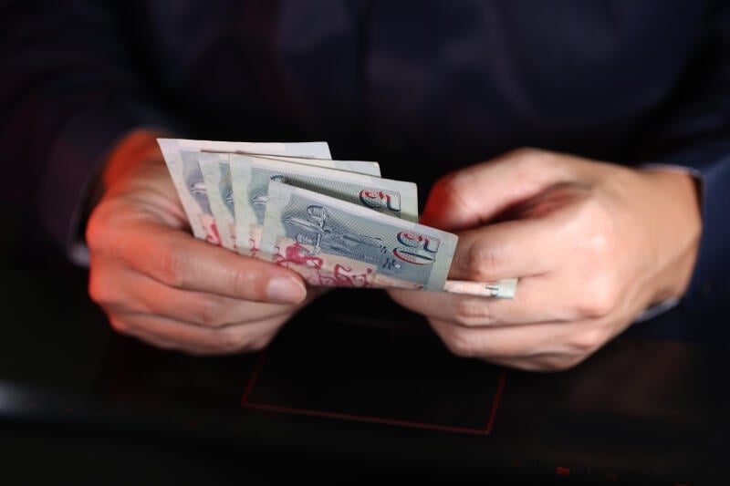 （已签发）柔：狮城二三事：挪用逾14万公款输光  男子嫖妓还偷拍