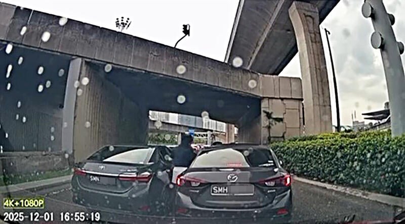 (已签发)柔:狮城二三事:新山关卡车道纠纷 狮城夫妻称护照被抢 困新山近6小时报警