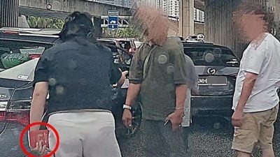 新山关卡车道纠纷 狮城夫妻称护照被抢 困新山近6小时报警