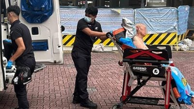 家中摔倒头卡水管   独居翁受困厕所18小时