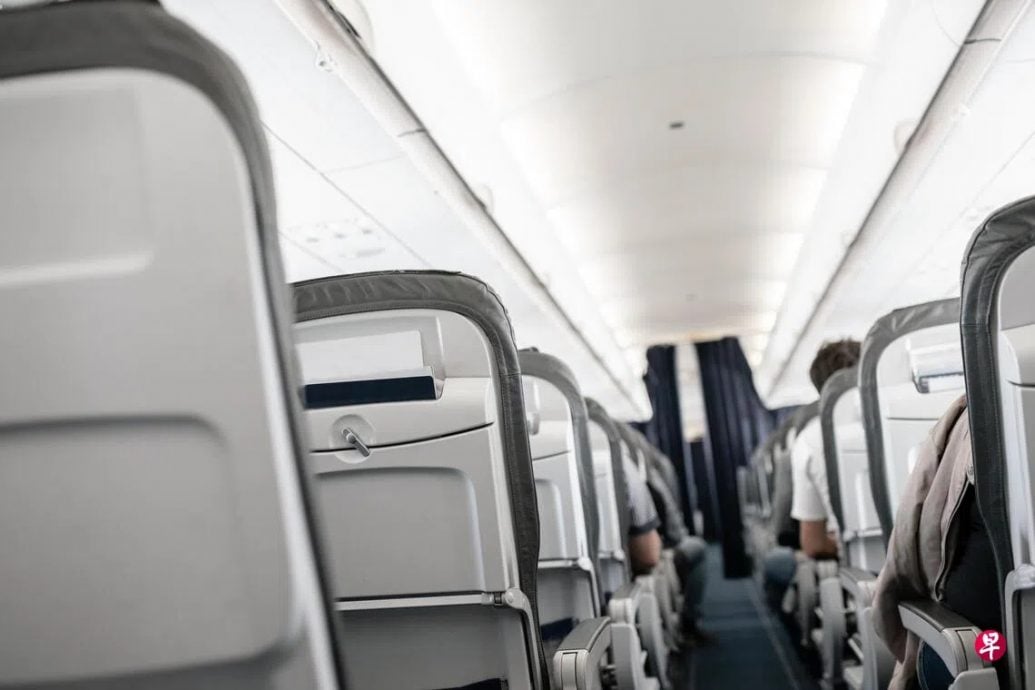 (已签发)柔:狮城二三事:男子机上一觉醒来 惊悉失数千元财物