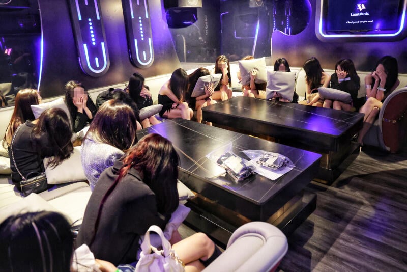 (已签发)柔:狮城二三事:警扫荡乌节路KTV 大批“医美”艳女被捕