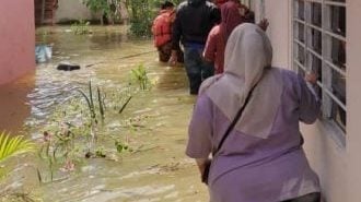 甘榜马来由峇鲁积水成灾   2行动不便村民受困