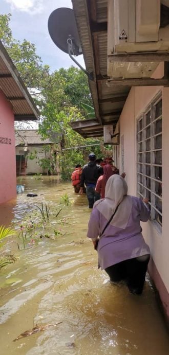 (已签发)柔:甘榜马来由峇鲁积水成灾 2行动不便村民受困
