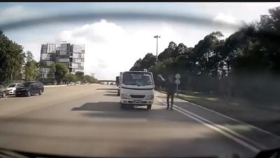 男子突走入摩托车道 遭骑士从后撞伤