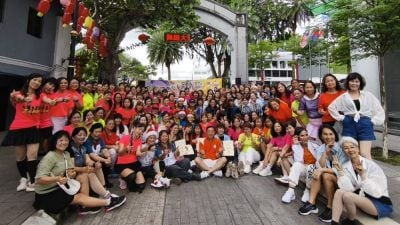 舞蹈大汇演以舞会友   新山老街摇身变舞池