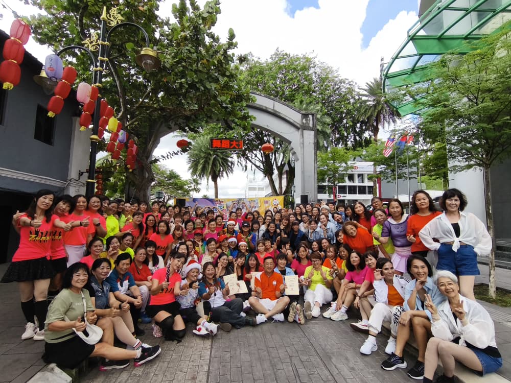 舞蹈大汇演以舞会友 新山老街摇身变舞池