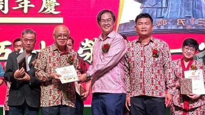 郑国转促政府恢复资格   私专荣誉毕业生免学贷