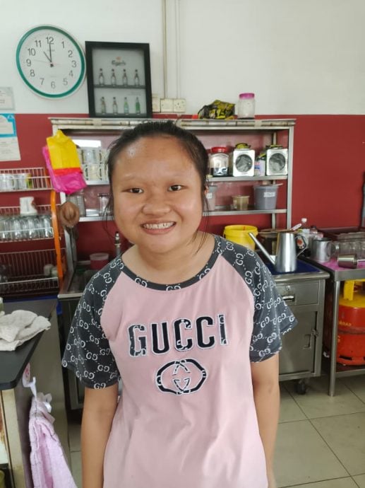 (已签发)柔:麻2咖啡店遇毛贼 “顺走”塑料椅