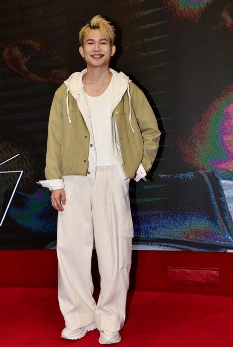 (明8am)秉昀首发单曲《谁来的》 菲道尔“厕所速成”不收钱