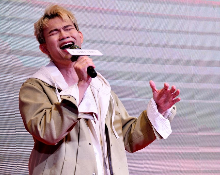 (明8am)秉昀首发单曲《谁来的》 菲道尔“厕所速成”不收钱