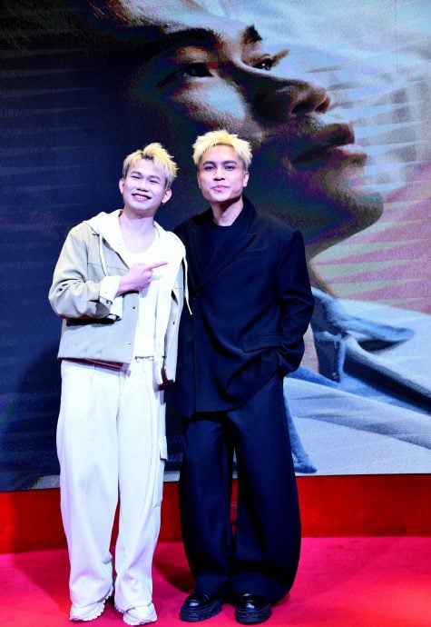 (明8am)秉昀首发单曲《谁来的》 菲道尔“厕所速成”不收钱