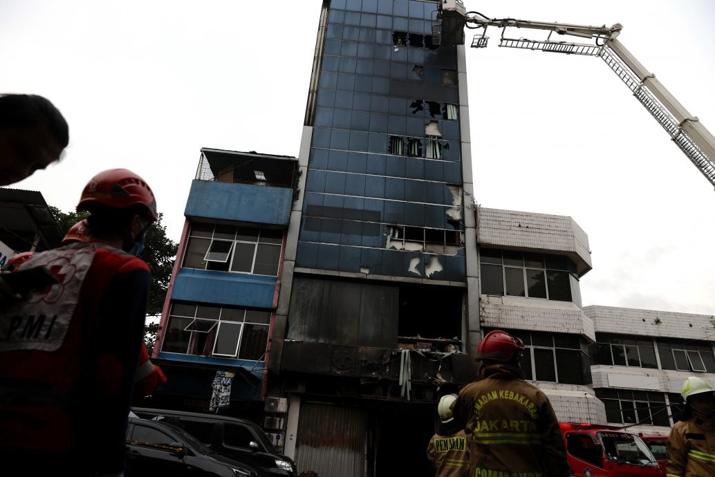 (有视频)印尼雅加达办公楼大火 至少20人命丧火海