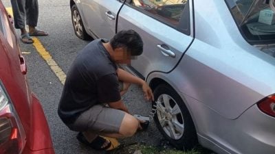 公共停车位总被人霸占  女司机4轮胎被放气 邻居伸援手温暖人心