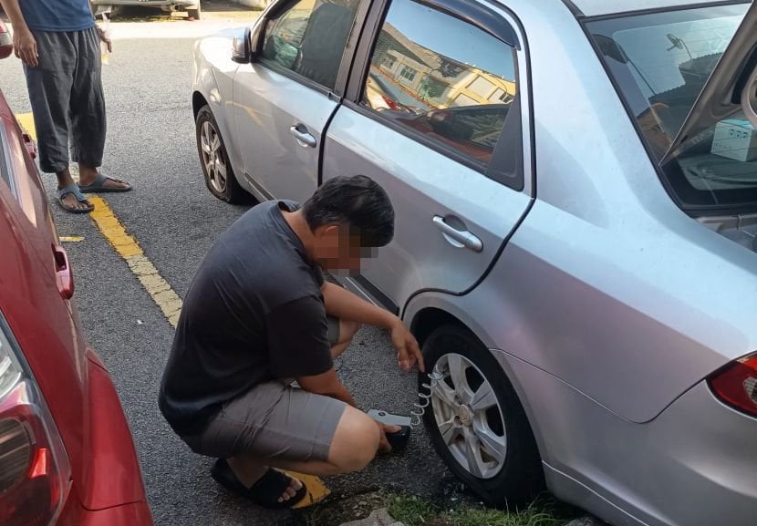 (网闻)公共停车位总被人霸占 女司机4轮胎被放气 邻居伸援手温暖人心