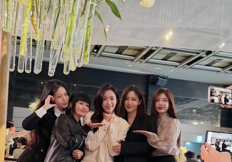 𤨒晶出嫁河正宇搞笑致词 T-ara合体见证独缺昭妍	