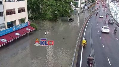 下班巅峰时段大雨 隆苏丹阿兹兰沙路 部分路段淹成“水路”