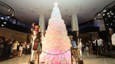 唯裕酒店环保圣诞树   邀民众前来打卡拍照