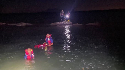 峇都丁宜海滩钓鱼遇涨潮 2男受困礁石上消拯员救出