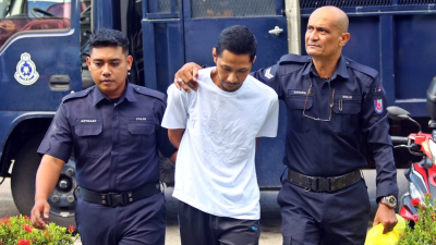 男教师割妻喉再自刎案| 精神评估过关 被告上庭面控不认罪