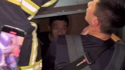 蔡维泽受困电梯等救援 急得想尿尿