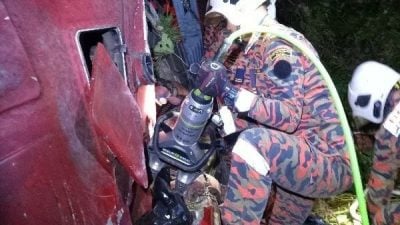 失控冲出道路   罗里坠3公尺山沟 2伤