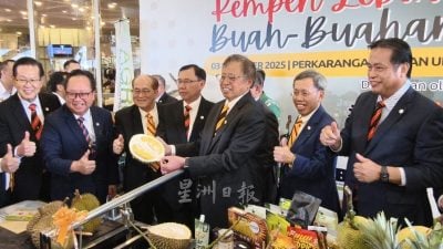 阿邦佐：来！多买本地水果！