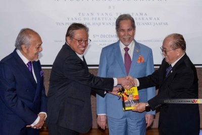 《砂首任总理》出版 . 彰显阿邦佐非凡领导力