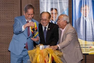 旺朱乃迪评阿邦佐 . “决策风格沉着审慎”