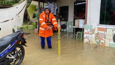 民防队持续监督水位  石隆门水灾黑区受控