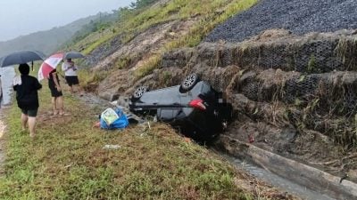 雨天路滑失控  轿车撞泥墙司机乘客受伤