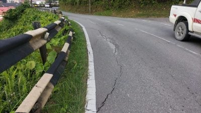 雨水量超标恐肇山滑坡 . 加帛诗里烈路斜坡路龟裂
