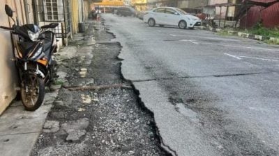 峇南火箭：承包商没修补 . 施工后路坑 很危险