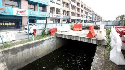 以顶管方式装排水管   高阳苑  防洪工程 明年中完工