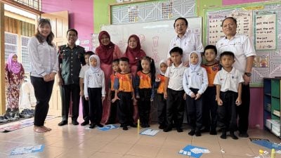 实地了解学习环境 . 砂教局长访林巴基国小