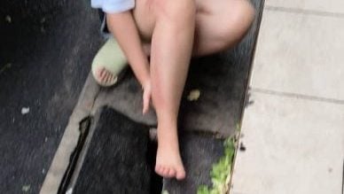 珠巴10号路巴刹．沟盖塌陷 女子踩空摔伤