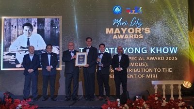 俞小珊：设追颁奖项 . 向已故贡献者致敬