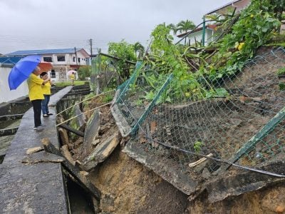 山顶花园再发生土崩 . 2住家后院受影响