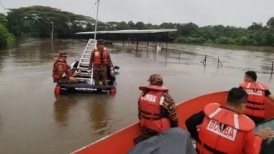 货卡涉水抛锚 4人受困 . 消拯员出动捷艇救人