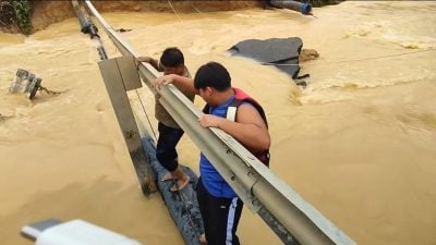 山洪冲毁道路酿交通瘫痪 考生冒险越护栏赴考场