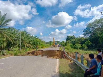山洪冲断路变成河  置双涵管恢复水供 . 工程局快马加鞭修路