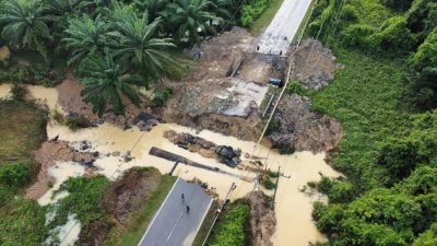 装输水管恢复水供．马不停蹄 抢修崩路